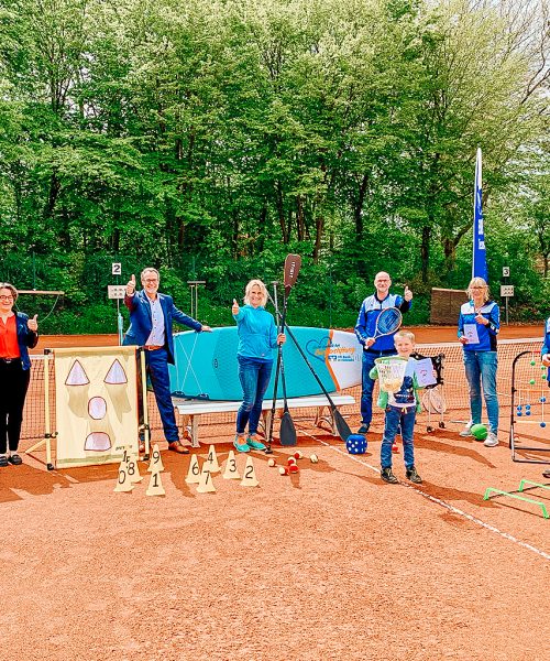 Bettina Fischer, Stiftungsberaterin der Bürgerstiftung VR Bank in Holstein |
  
Stefan Witt, Vorstand der Bürgerstiftung VR Bank in Holstein | 

Barbara Hofmann, Sportlehrerin im EMTV, Leitung Studio Vie Vitale |  

Stefan Backauf, 2. Vorsitzender EMTV Tennis | 

Ole Thomsen, Kindergartentennis-Kind