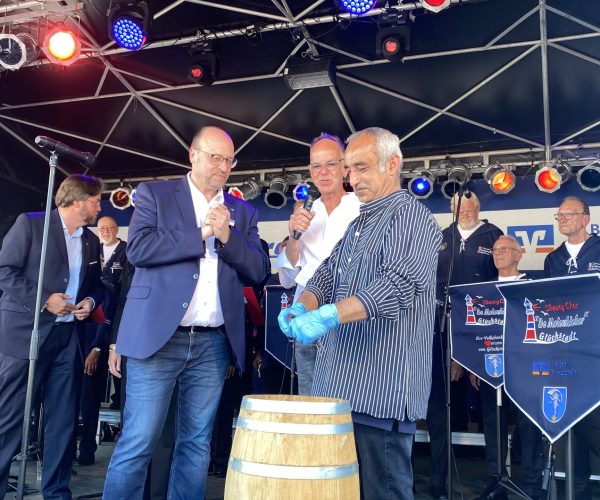Die Eröffnung der Glückstädter Matjestage mit dem traditionellen ersten Matjesbiss, frisch aus dem Fass.