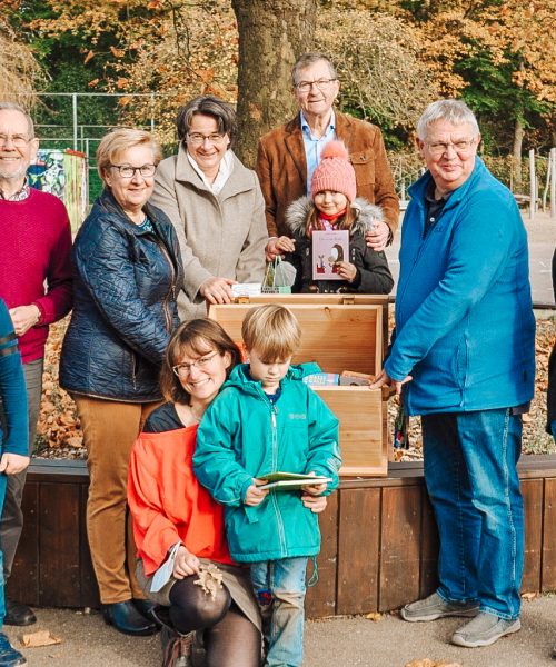 David, Grundschüler in Ellerau |

Herr Möller, LeseMentor |

Bärbel Radloff, 2. Vorsitzende des Vereins „Mentor - Die Leselernhelfer Kreis Pinneberg e. V. |

Christina Carstens mit ihrem Sohn, Koordinatorin der Mentoren an der Grundschule Ellerau |

Bettina Fischer, Stftungsberatering der Bürgerstiftung VR Bank in Holstein |   

Egon Niebuhr mit Enkelin Estefania, Grundschülerin in Ellerau |   

Hartmut Henniges, Rektor Grundschule Ellerau |  

Antje Rhetz, Lehrerin Grundschule Ellerau und Koordinatorin für die Mentoren in der Schule