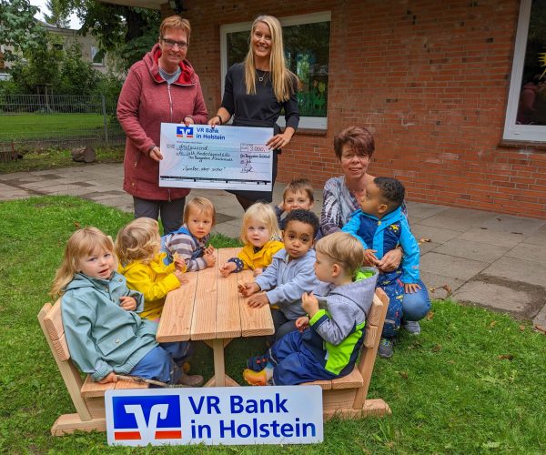 Spielen? Aber sicher! Die Kinder der KiTa Am Burggraben in Glückstadt freuen sich über schöne, neue Sitzgelegenheiten in ihrem Outdoorbereich.