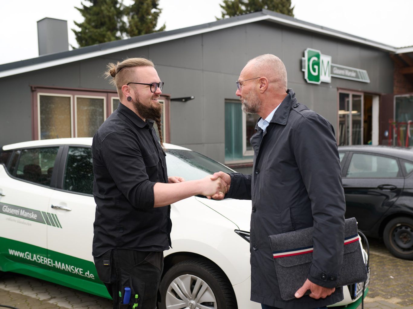Herzliche Begrüßung durch Inhaber Robin Burmeister (li) für Matthias Hermann (re), Firmenkundenberater VR Bank in Holstein.