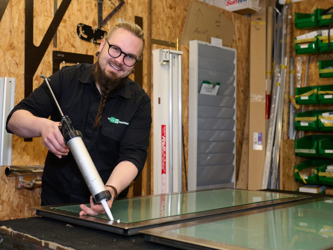 Robin Burmeister, Inhaber der Glaserei Manske, bei der Arbeit.