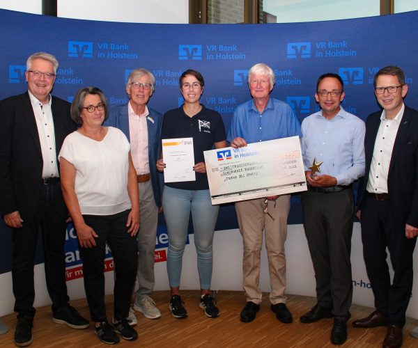 …und bei der Siegerehrung in der Hauptstelle der VR Bank in Holstein in Pinneberg: Hier wurden die glücklichen Siegerinnen und Sieger mit einer Urkunde und einem Preisgeld von 2.500 Euro ausgezeichnet.