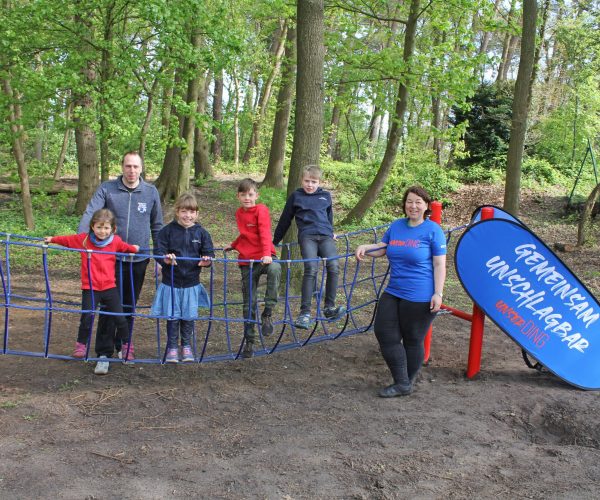 Die Schulkinder und Kinder der Umgebung freuen sich zur neuen Hängebrücke als Erweiterung im Adventurepark in Klein Nordende-Lieth. Gefördert durch Spenden und Privatspenden über die Spendenplattform der VR Bank in Holstein „unserDING“.