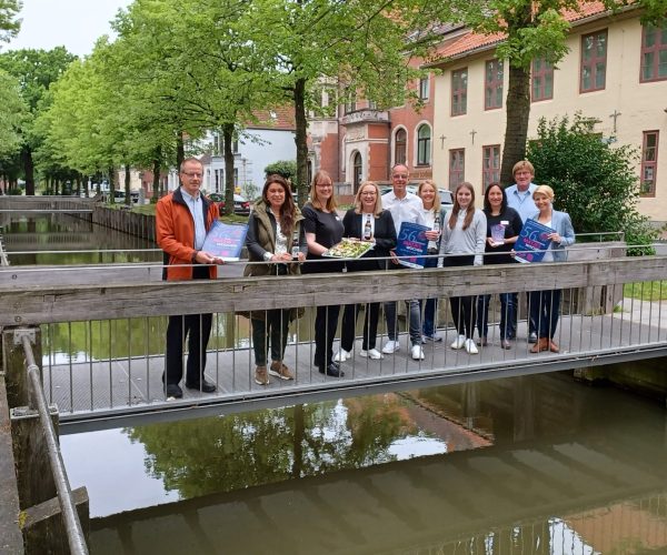 Glückstädter Matjeswochen 2023 – wir sind alljährlich als Sponsor dabei. Aus dem Marketingteam Tanja Kerwat (ganz rechts) und Anna Schettler (4. von rechts).
