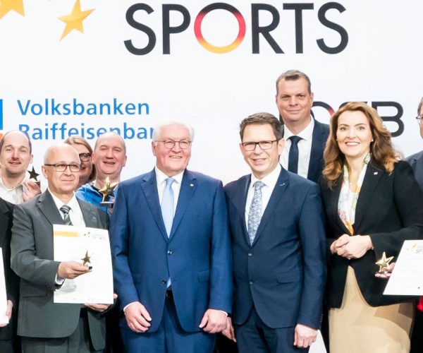 Mehmet Karakavak vom EMTV mit Bundespräsident Frank-Walter Steinmeier, Uwe Augustin, Vorstand der VR Bank in Holstein und Marija Kolak, Präsidentin des Bundesverbands Deutscher Volksbanken und Raiffeisenbanken (von links nach rechts) bei der Gold-Siegerehrung "Sterne des Sports" in Berlin.